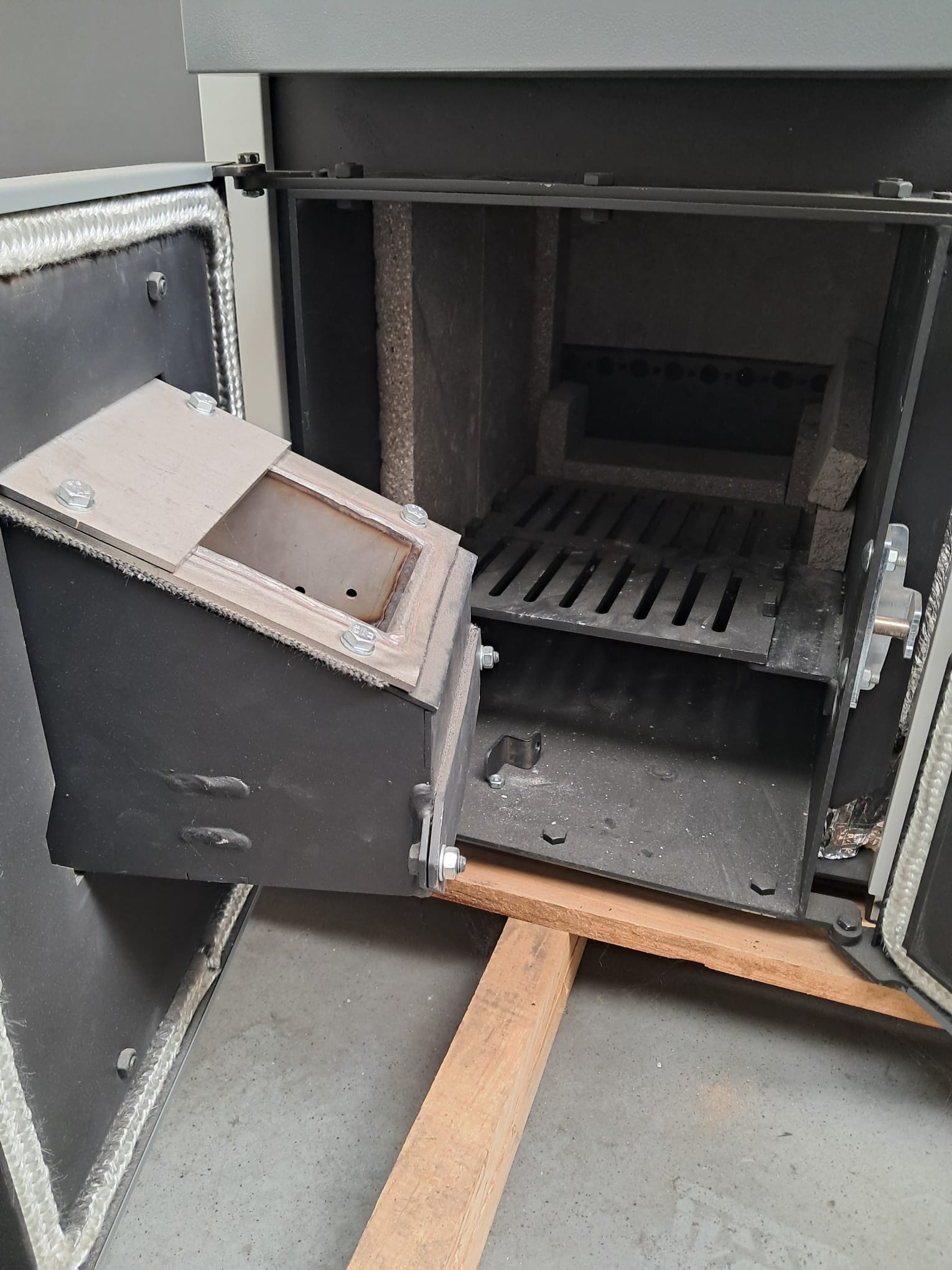 DSpell 20 Pelletkessel mit Zusatzrost für Holz