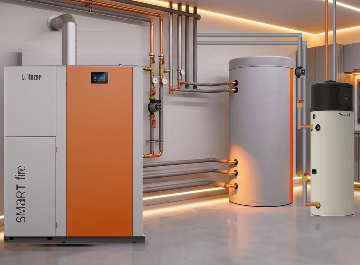 Pelletheizung SmartFire mit Pufferspeicher und WeberX Warmwasser-Wärmepumpe im Heizraum